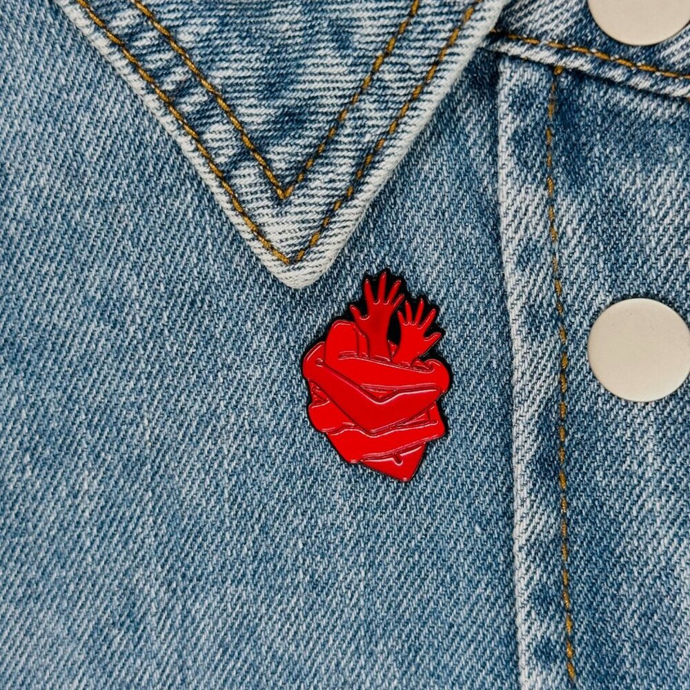❤️Red Enamel Pin Couple Hug Together Heart Shape Love Brooch Lapel Blood Red New